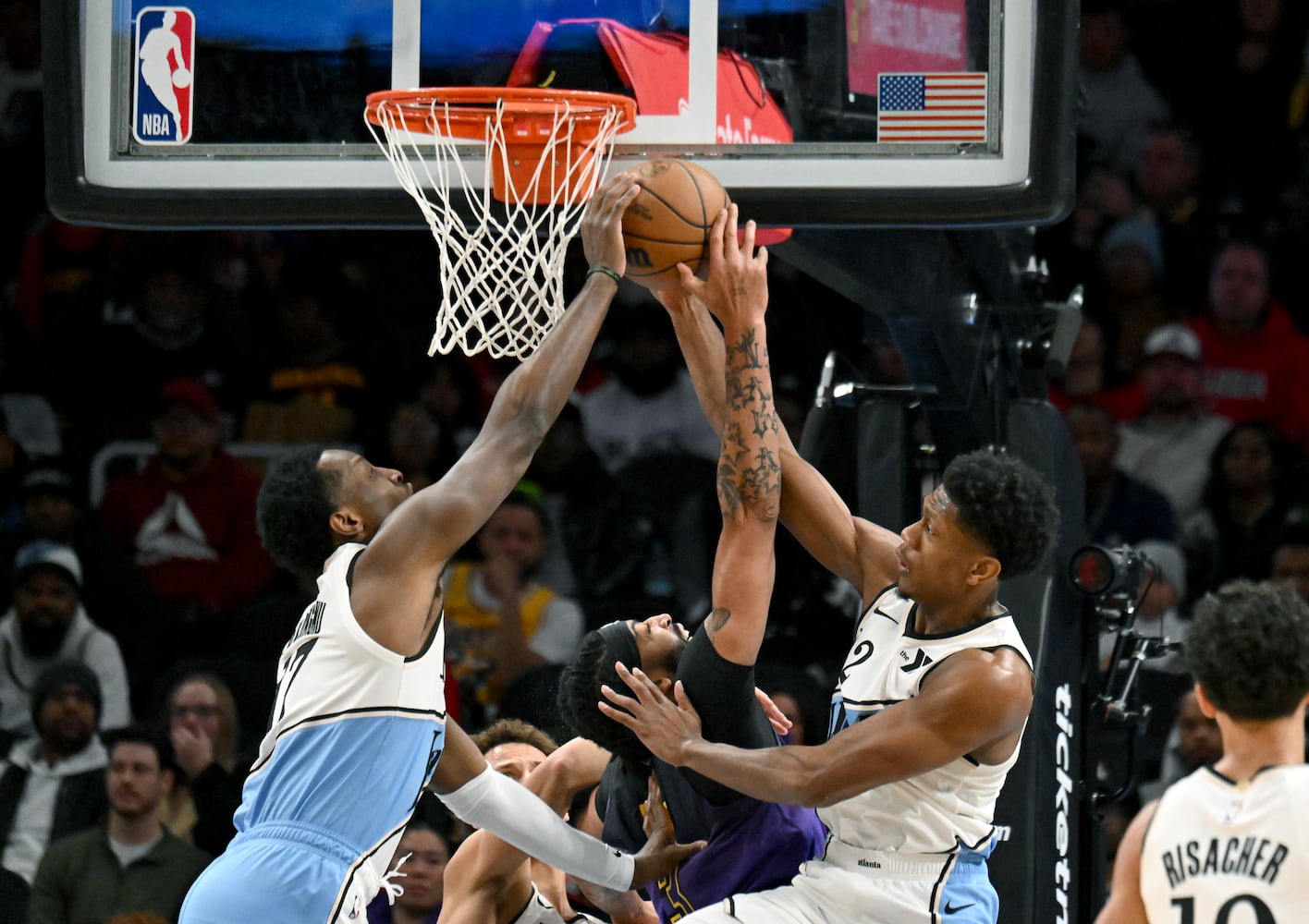 Hawks-Lakers photo