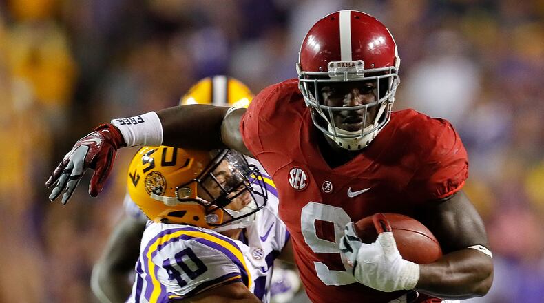 BATON ROUGE, LA - NOVEMBER 05: Bo Scarbrough #9 of the Alabama Crimson Tide attempts to break a tackle by Duke Riley #40 of the LSU Tigers at Tiger Stadium on November 5, 2016 in Baton Rouge, Louisiana. (Photo by Kevin C. Cox/Getty Images)
