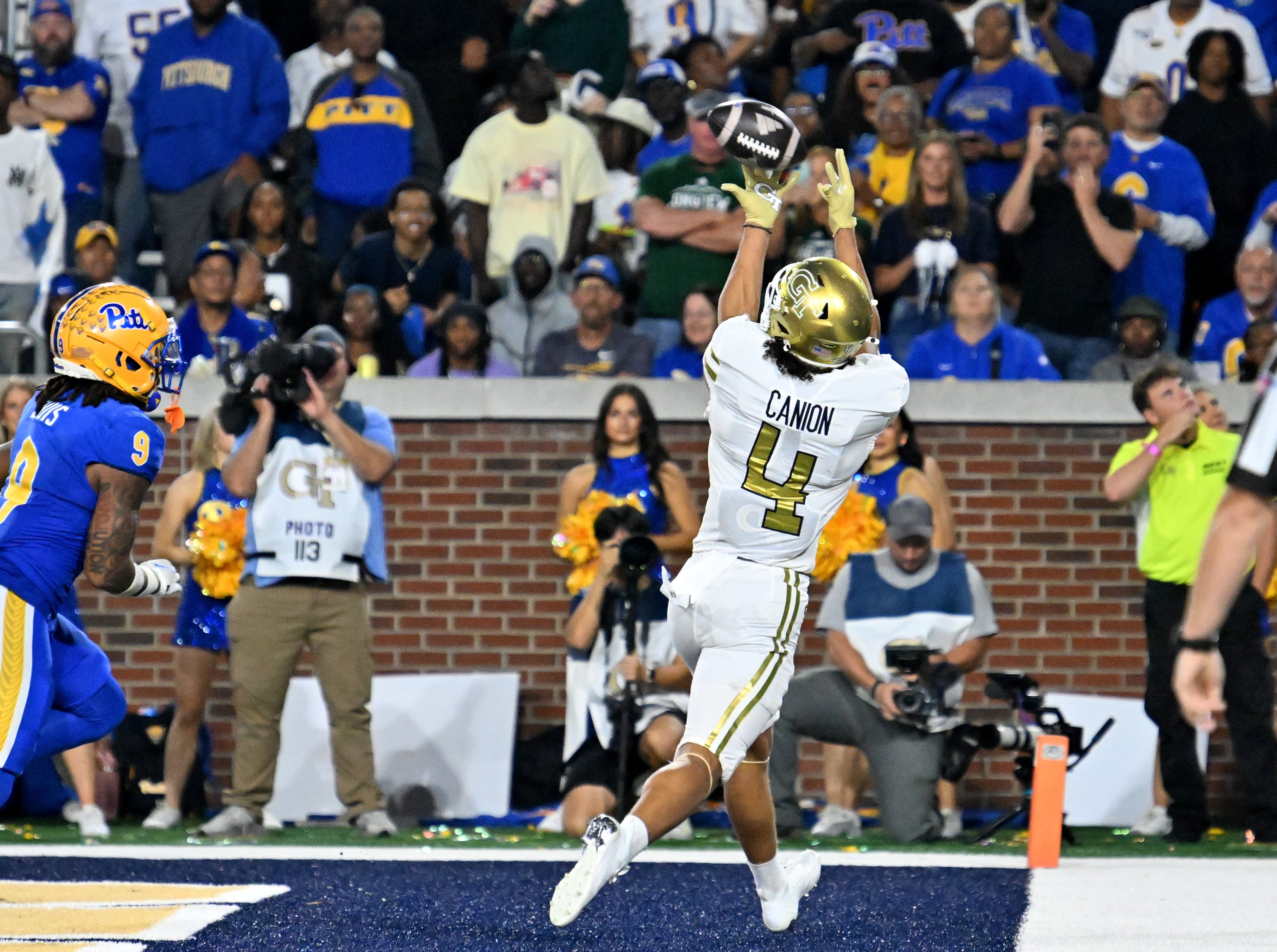 Georgia Tech wide receiver Isiah Canion (4) makes a touchdown pass during the first half in an NCAA college football game at Bobby Dodd Stadium, Saturday, November 22, 2025 in Atlanta. (Hyosub Shin / AJC)