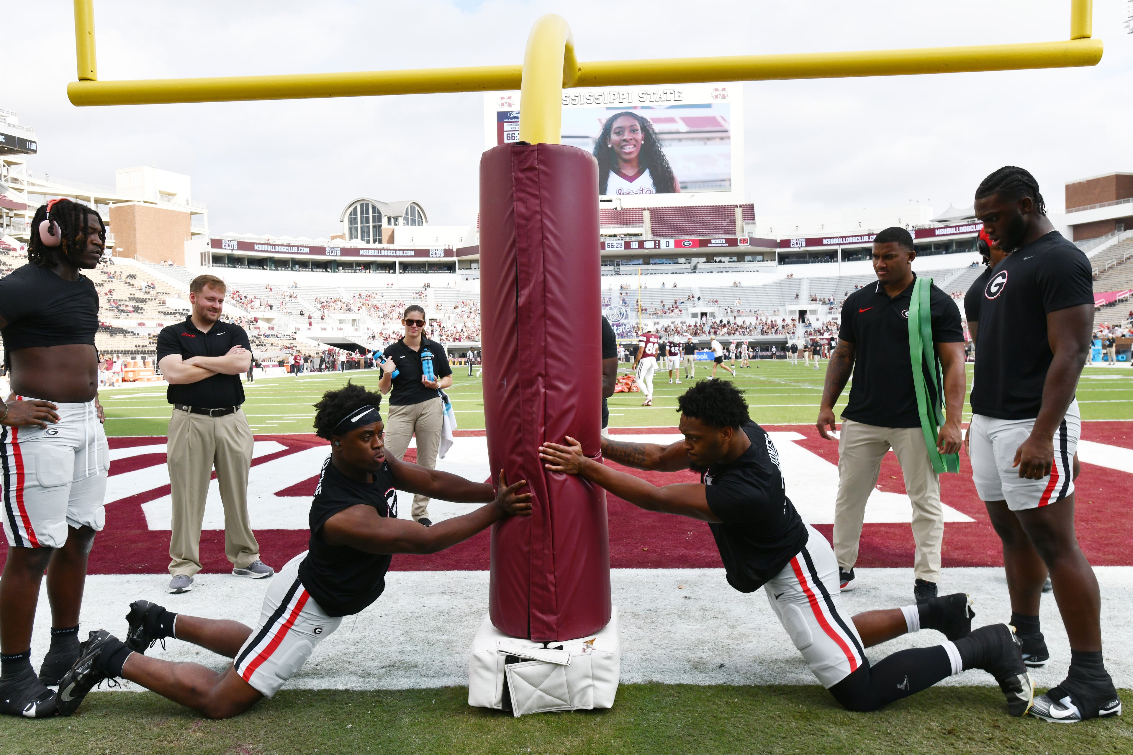 Georgia players warm up prior to an NCAA football game against Mississippi State at Davis Wade Stadium, Saturday, November 8, 2025, in Starkville, Mississippi. (Hyosub Shin / AJC)