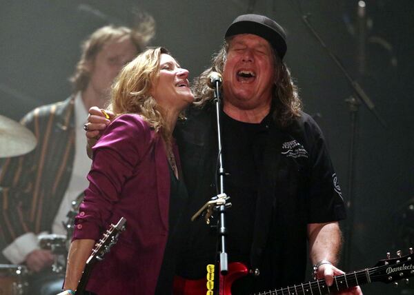 Kevn Kinney of  Drivin N Cryin sings with Michelle Malone
during a 2019 fund-raiser at the Fox Theatre.
Robb Cohen Photography & Video /RobbsPhotos.com