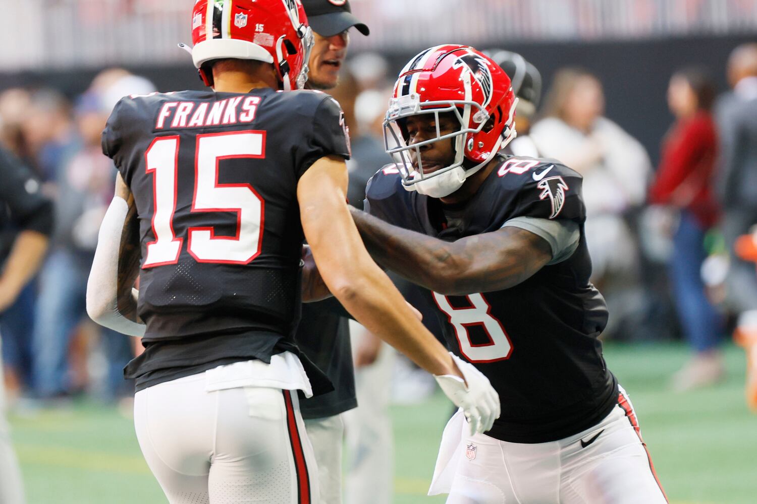 Falcons tight end Kyle Pitts (8) and tight end Feleipe Franks run through a drill Sunday at Mercedes-Benz Stadium. (Miguel Martinez / miguel.martinezjimenez@ajc.com)