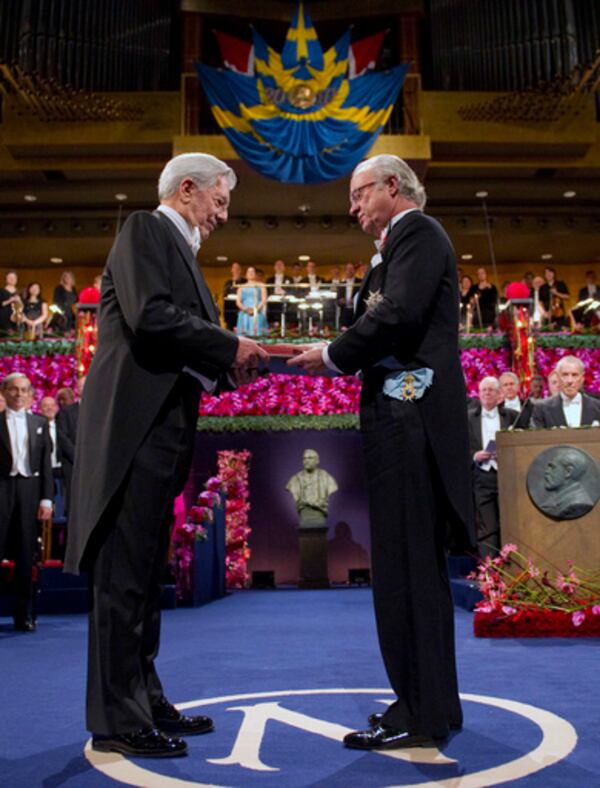 FILE - Peruvian Nobel literature laureate Mario Vargas Llosa, left, receives the Nobel Prize in Literature from Swedish King Carl XVI Gustaf, right, at the Concert Hall in Stockholm, Dec. 10, 2010. (Henrik Montgomery/TT News Agency via AP, File)