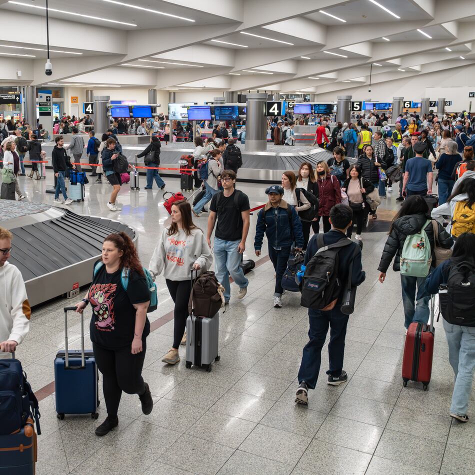 Morning travelers line up inside the South Terminal at Hartsfield-Jackson Atlanta International Airport amid the ongoing partial government shutdown on Thursday, March 26, 2026. (Ben Hendren for the AJC)
