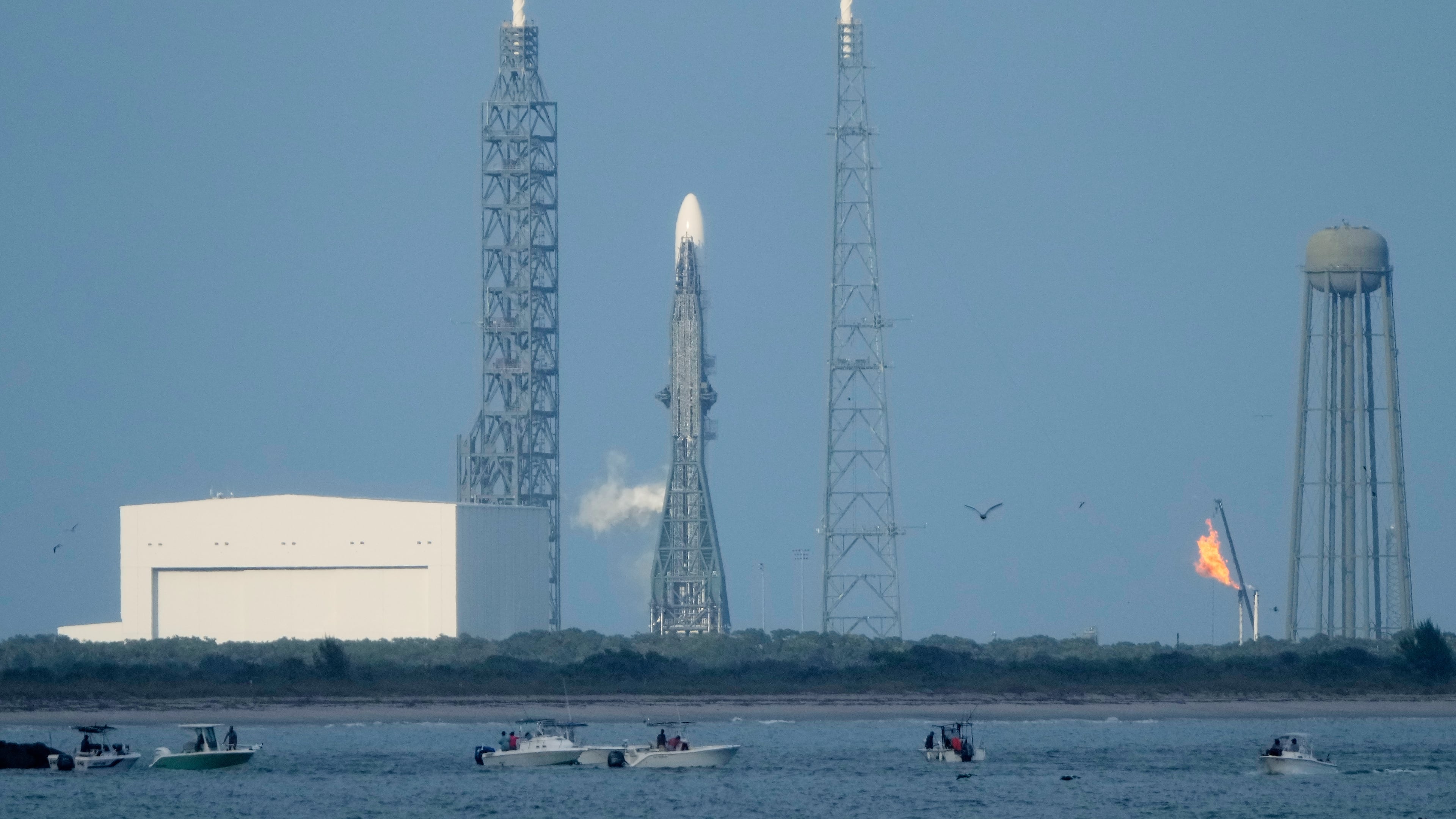 A Blue Origin New Glenn rocket stands ready on Launch Complex 36 a few minutes before the launch was scrubbed at the Cape Canaveral Space Force Station in Cape Canaveral, Fla., Sunday, Nov. 9, 2025. (AP Photo/John Raoux)