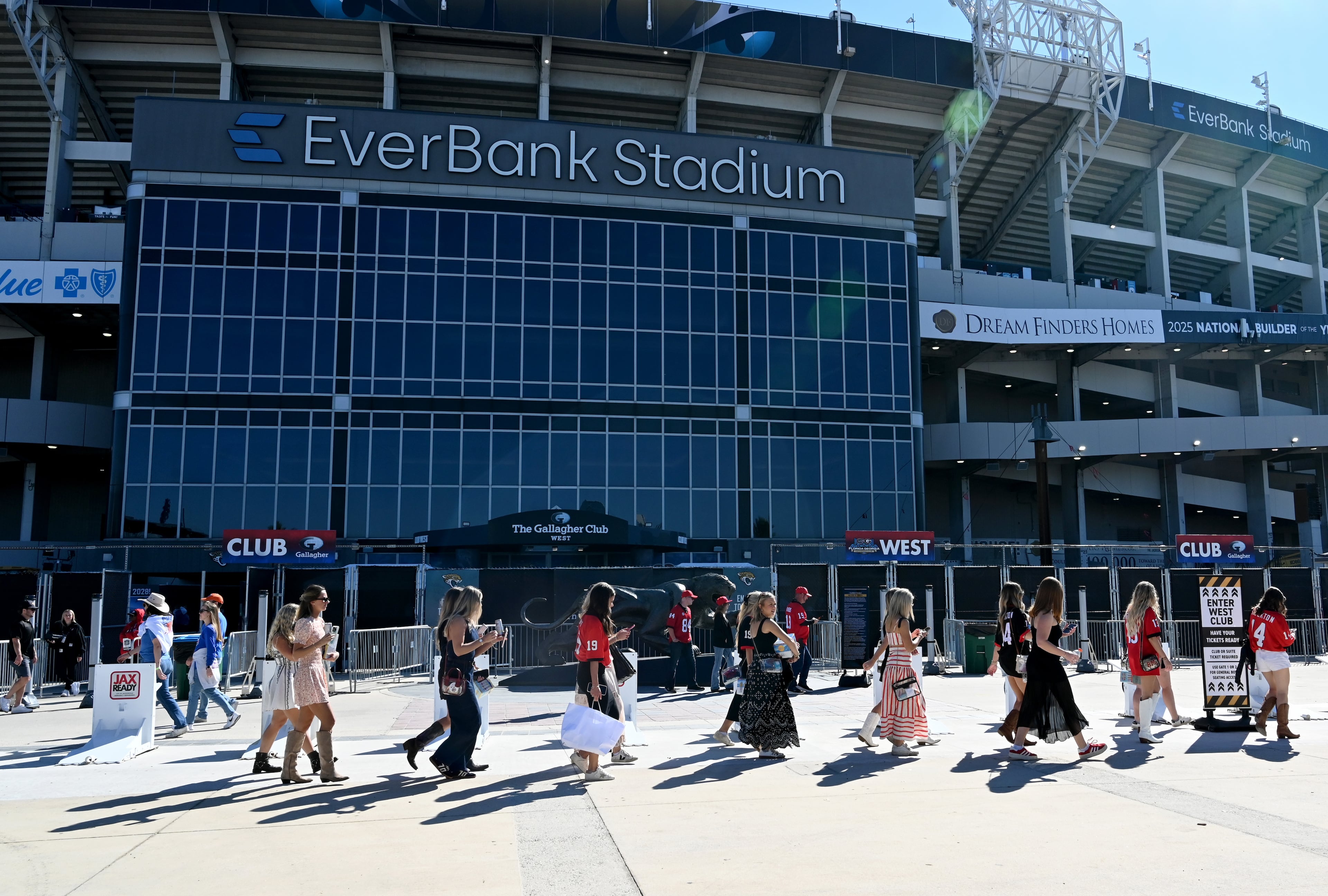 Georgia fans arrive before the football game between Georgia and Florida at EverBank Stadium, Saturday, Nov. 1, 2025, Jacksonville, Fla. (Hyosub Shin / AJC)