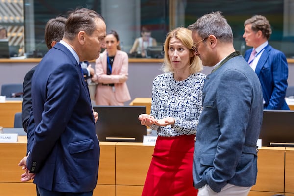 European Union foreign policy chief Kaja Kallas, center, talks with Poland's Foreign Minister Radoslaw Sikorski, left, and Luxembourg's Foreign Minister Xavier Bettel, right, during the EU foreign ministers meeting at the EU Council building in Brussels, Tuesday, July 15, 2025. (AP Photo/Geert Vanden Wijngaert)