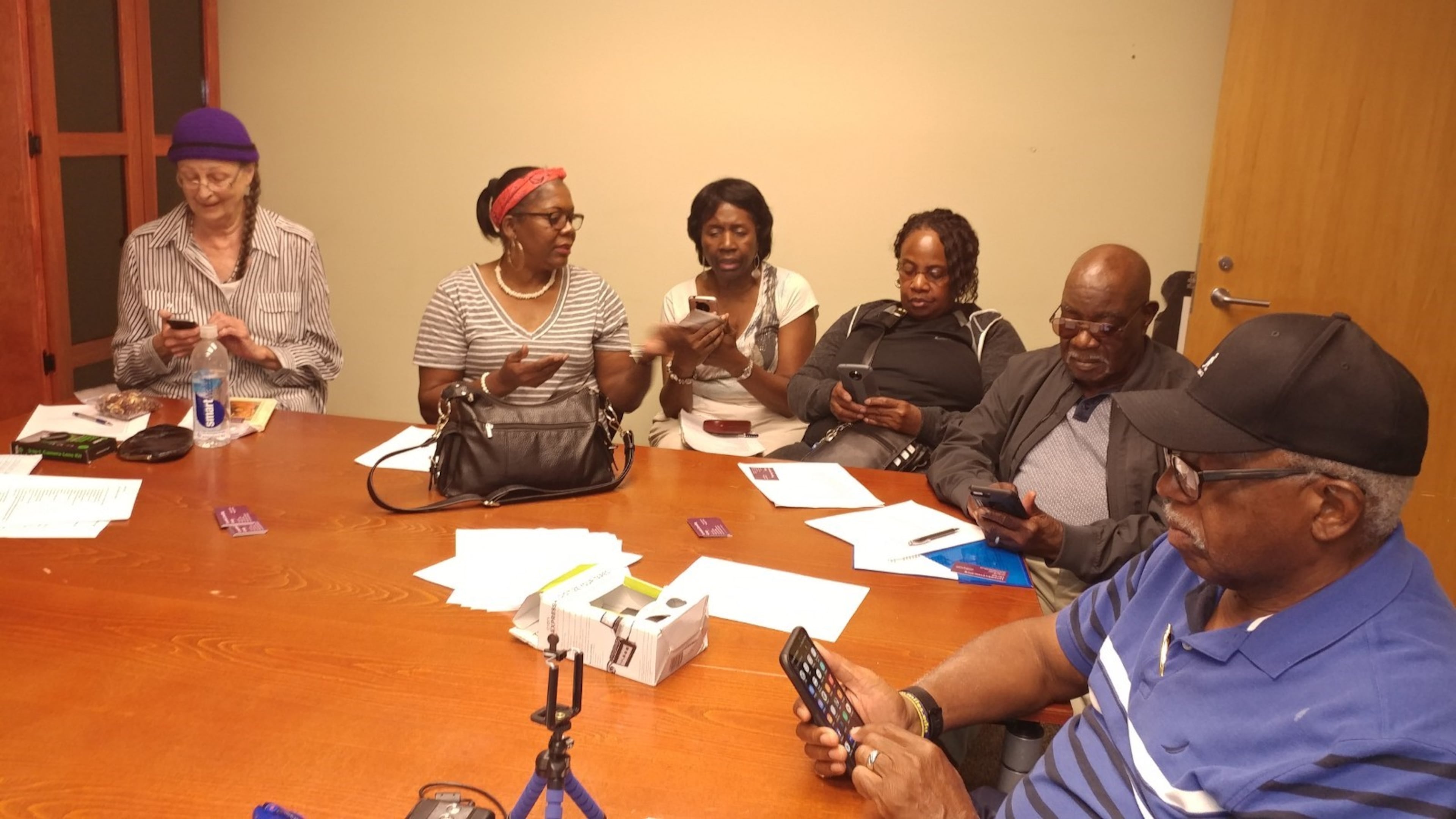 Participants practice using their smartphones in a Facts to Thrive technology class.
