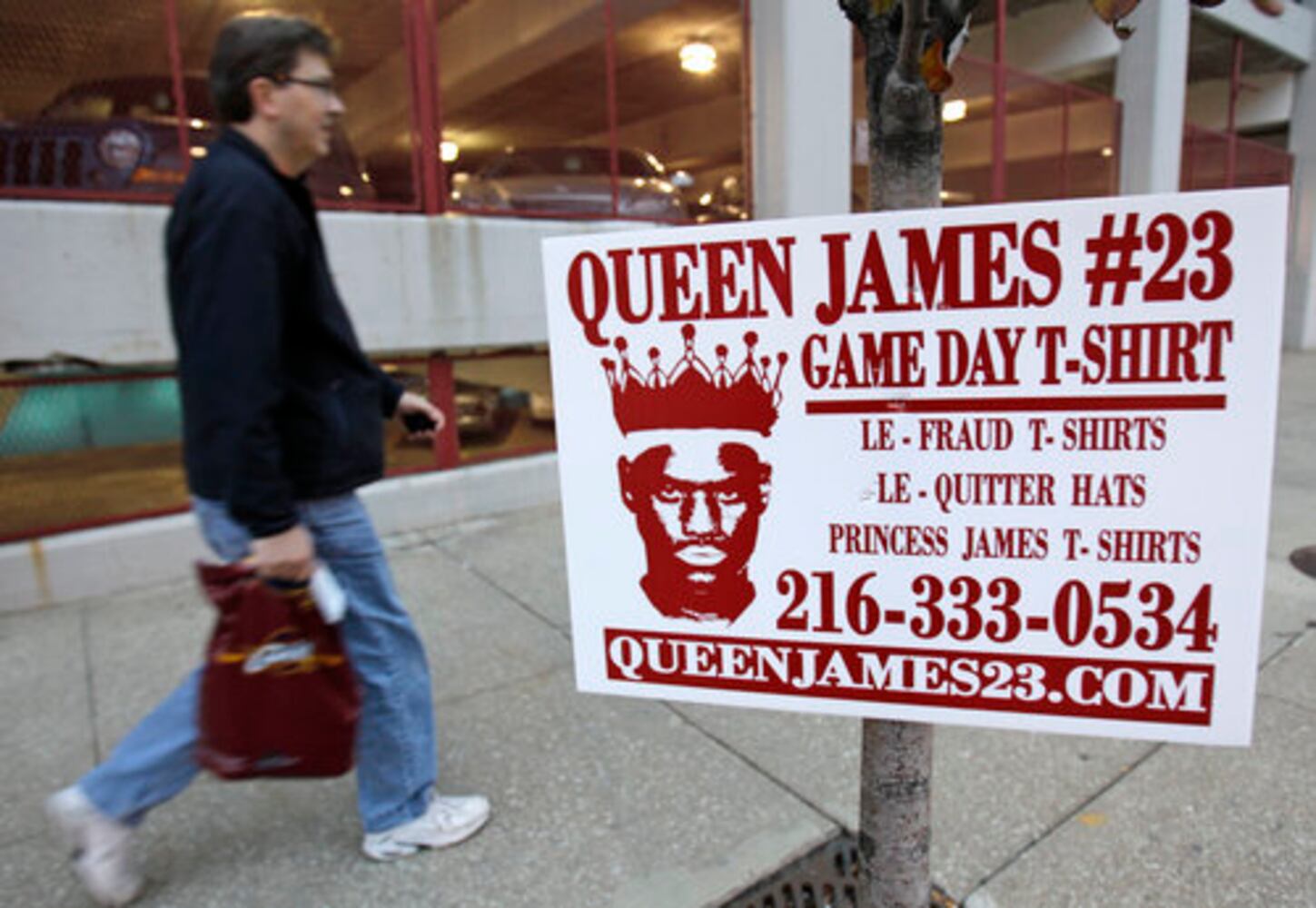 LeBron James returns to Cleveland
