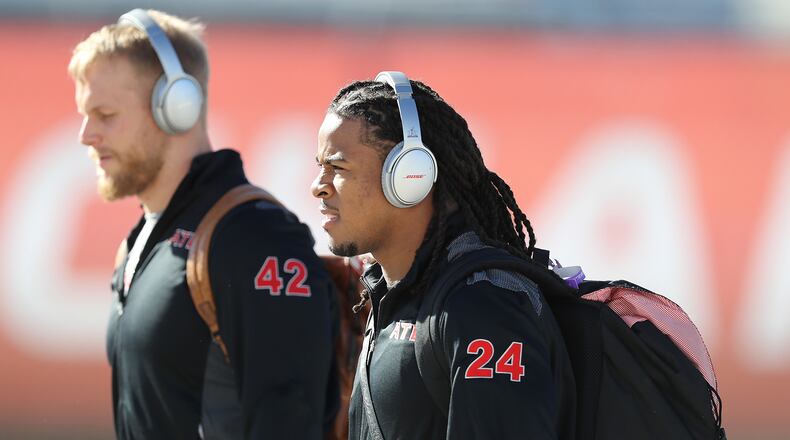 Falcons fullback Patrick DiMarco (background) and running back Devonta Freeman arrive in Houston Sunday, Jan. 29, 2017.