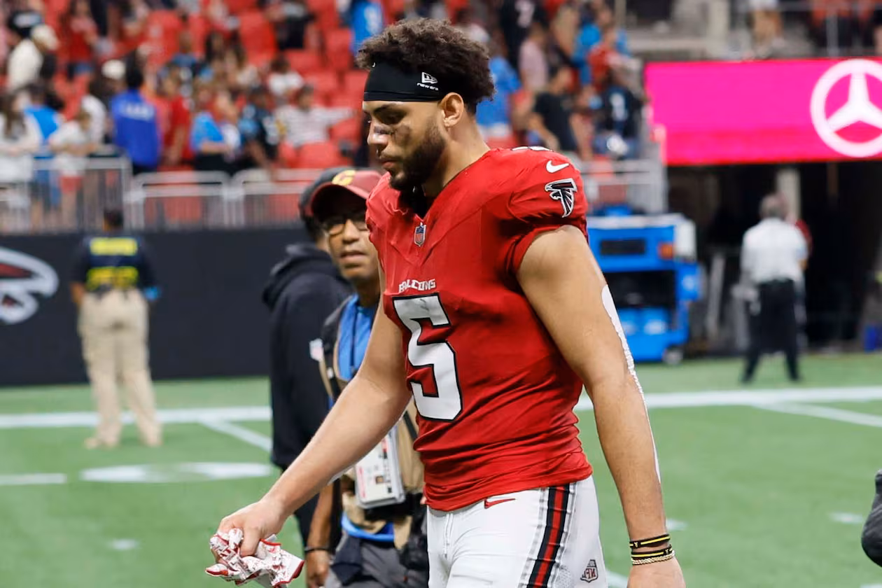 Atlanta Falcons wide receiver Drake London walks off the field with his head down after losing 34-3 to the Carolina Panthers at Mercedes-Benz Stadium in Atlanta on Sunday, Sept. 20, 2026. (Miguel Martinez/AJC)