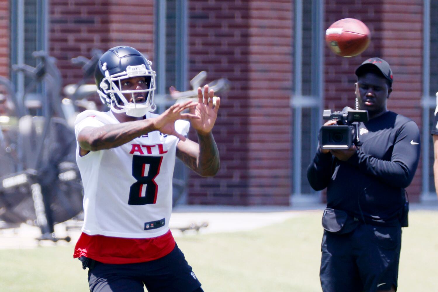 Falcons tight end Kyle Pitts (8) works during minicamp at the Atlanta Falcons Training Facility Wednesday, June 15, 2022, in Flowery Branch, Ga.  Miguel Martinez / miguel.martinezjimenez@ajc.com