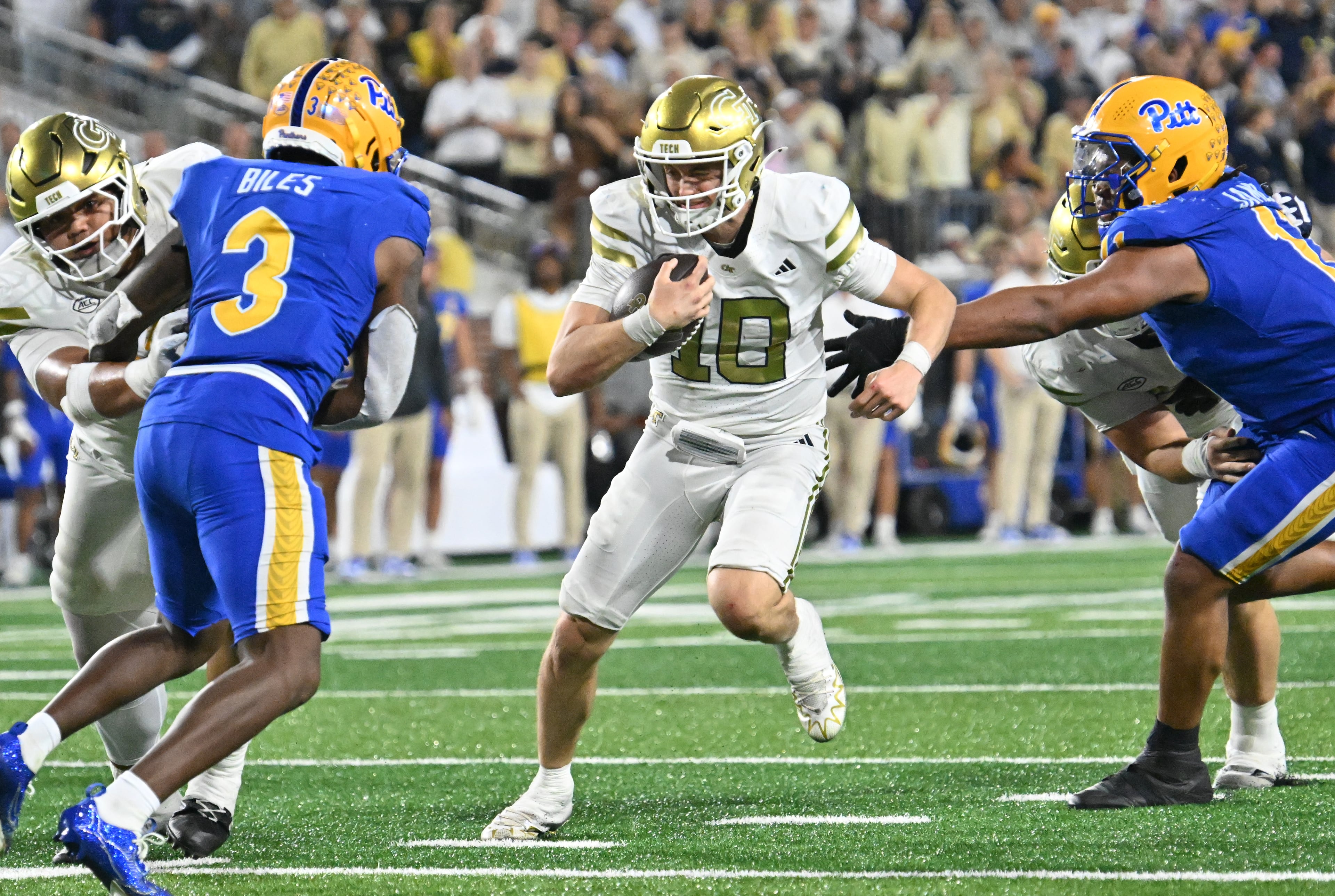 Georgia Tech quarterback Haynes King (10) runs the ball during the second half in an NCAA college football game at Bobby Dodd Stadium, Saturday, November 22, 2025 in Atlanta. Pittsburgh won 42-28 over Georgia Tech. (Hyosub Shin / AJC)