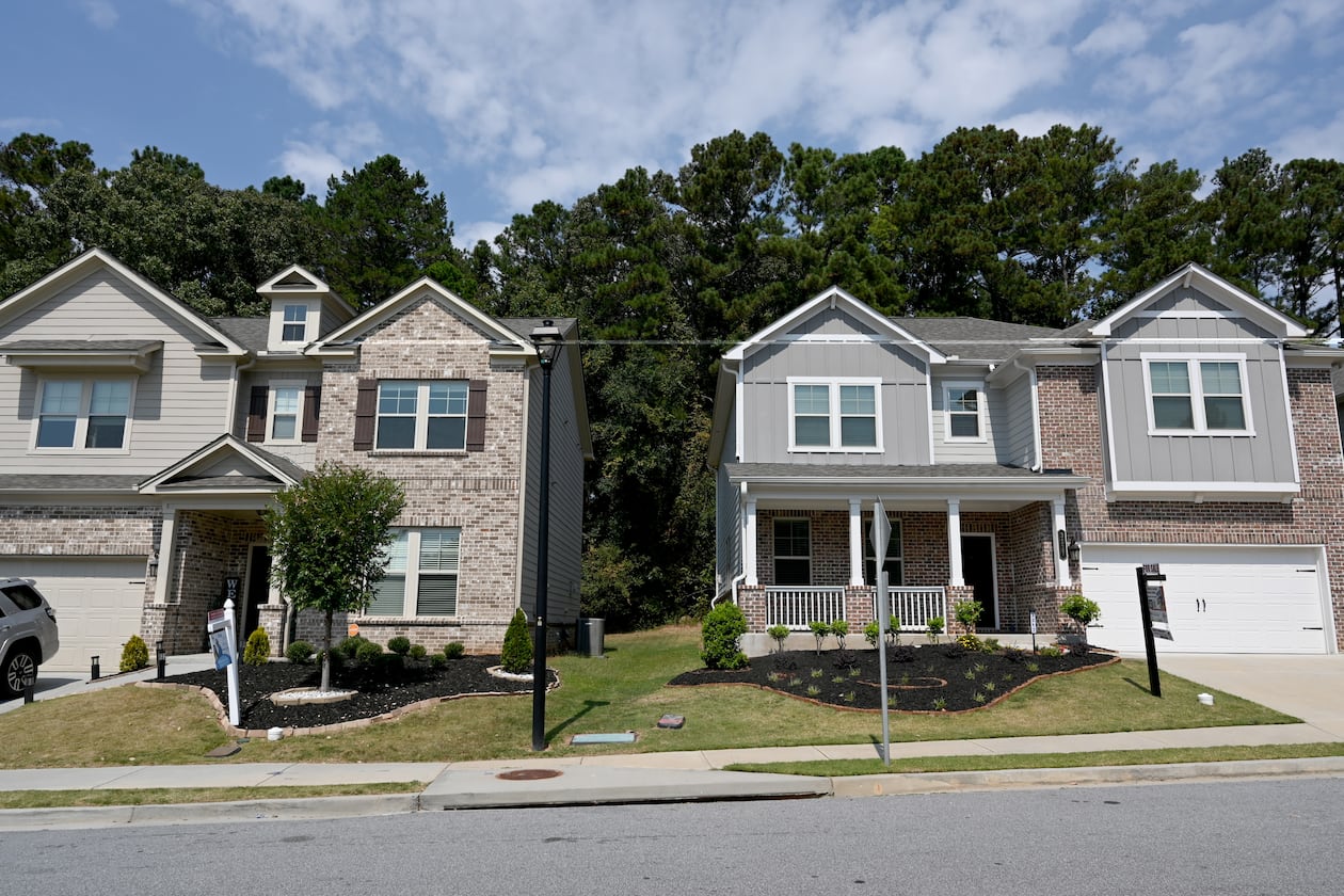 More metro Atlanta sellers are deciding to take their homes off the market, according to a new report. (Hyosub Shin/AJC)