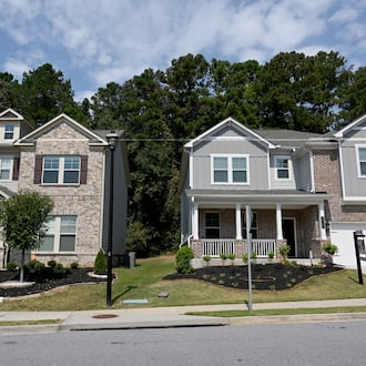 More metro Atlanta sellers are deciding to take their homes off the market, according to a new report. (Hyosub Shin/AJC)