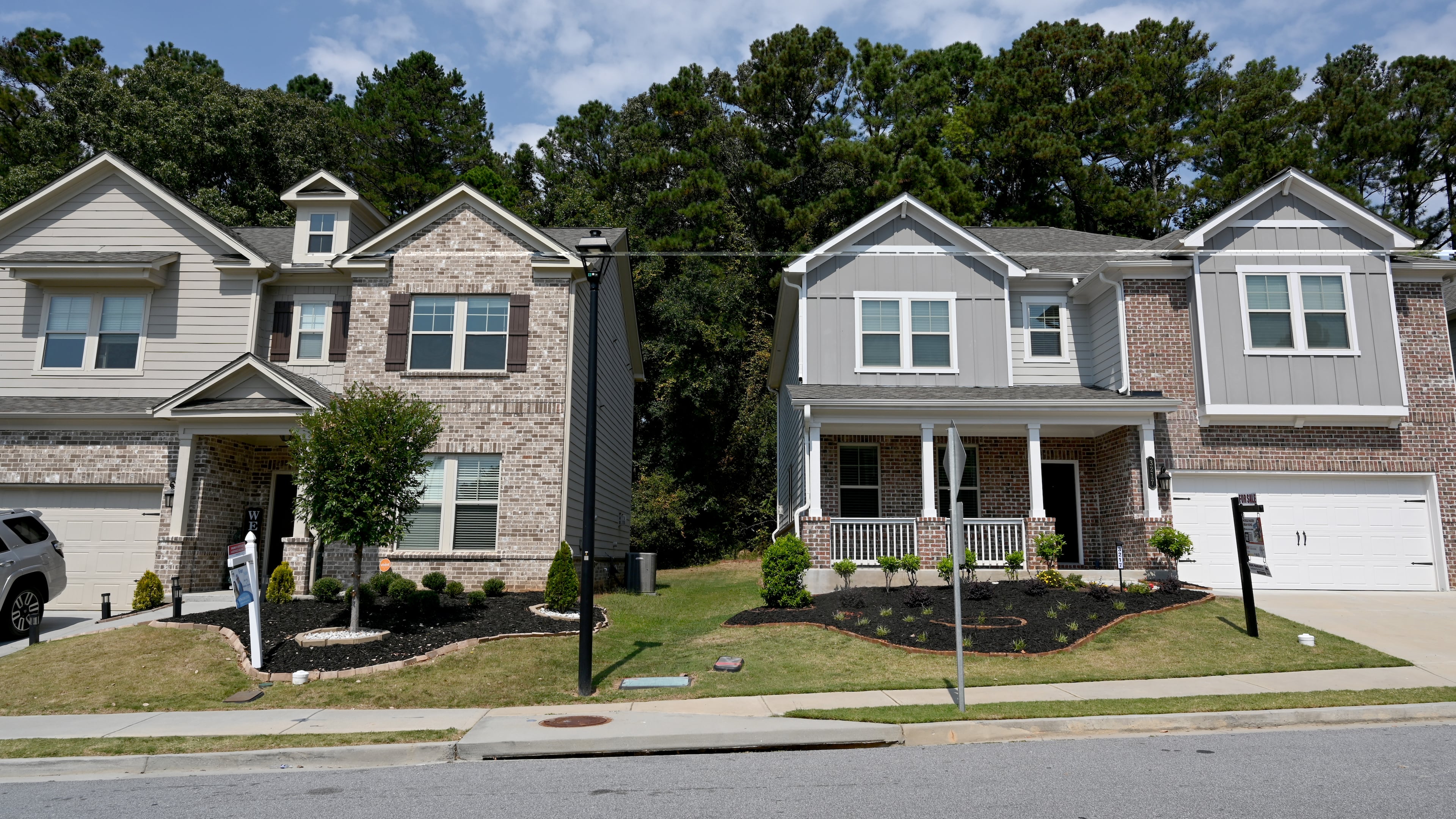 More metro Atlanta sellers are deciding to take their homes off the market, according to a new report. (Hyosub Shin/AJC)