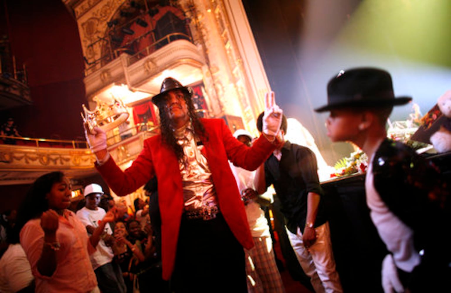 Fans honor Michael Jackson at Apollo Theater
