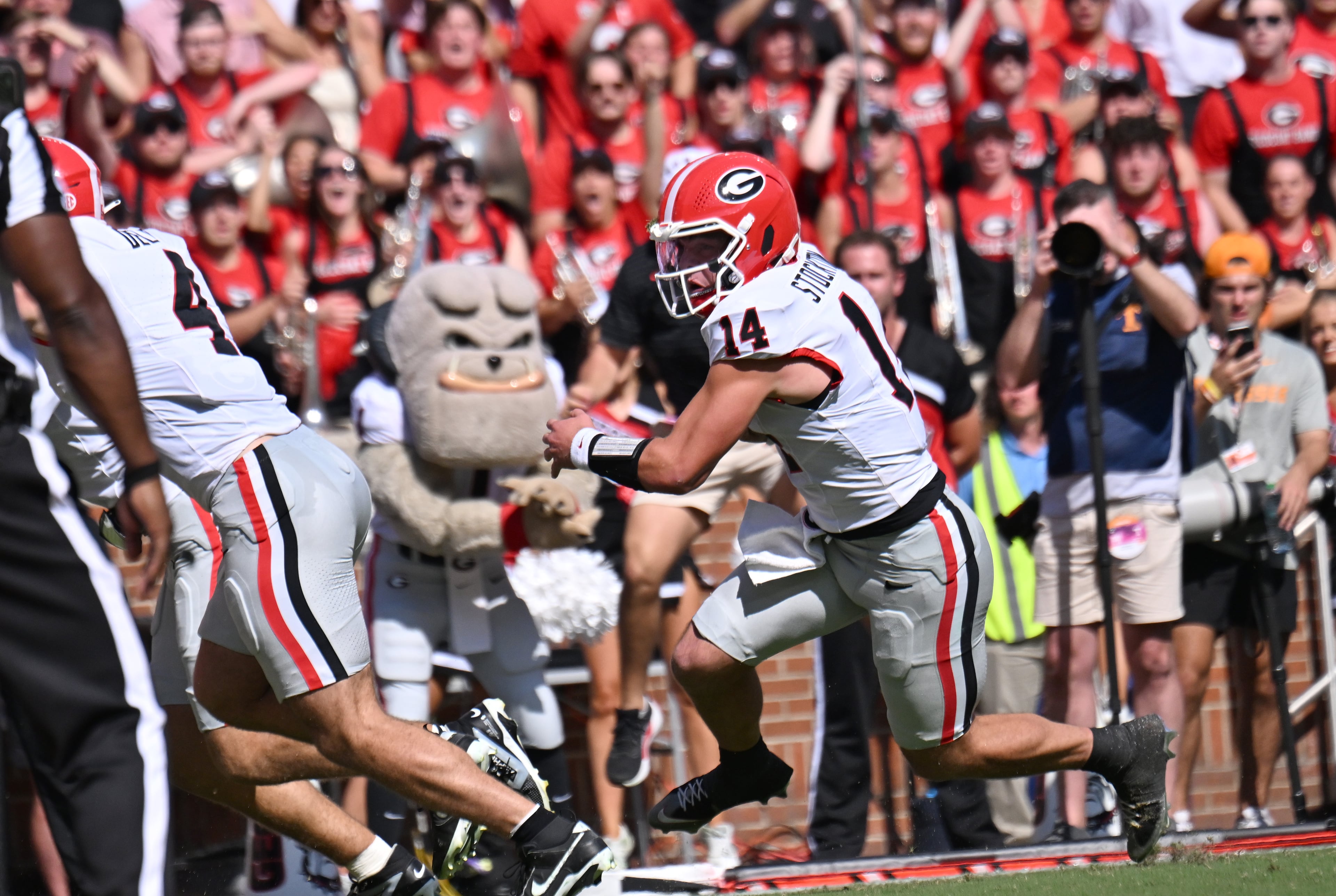 Georgia quarterback Gunner Stockton runs for a touchdown during the first half againt Tennessee at Neyland Stadium on Saturday, Sept. 13, 2025, in Knoxville, Tenn. (Hyosub Shin/AJC)