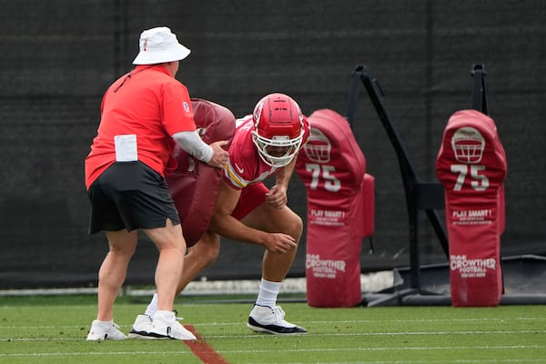 Kansas City Chiefs tight end Travis Kelce participates in a drill during the NFL football team's practice Tuesday, June 17, 2025, in Kansas City, Mo. (AP Photo/Charlie Riedel)