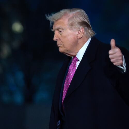 President Donald Trump waves to the media as he walks on the South Lawn upon his arrival to the White House, Sunday, March 29, 2026, in Washington. (AP Photo/Jose Luis Magana)