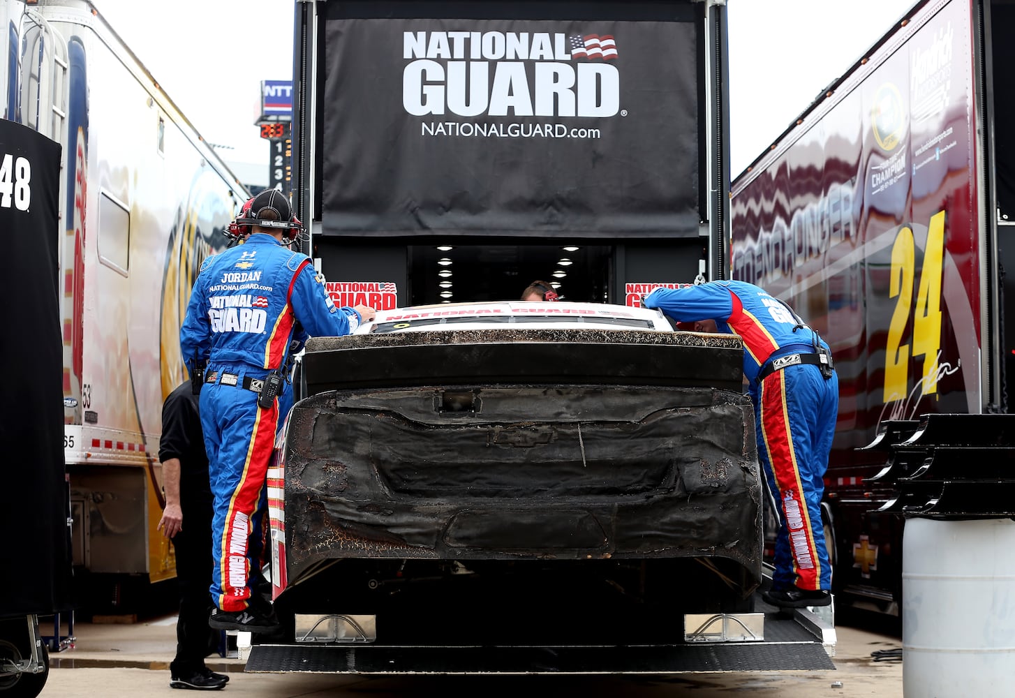 Earnhardt Jr. finishes last after crash