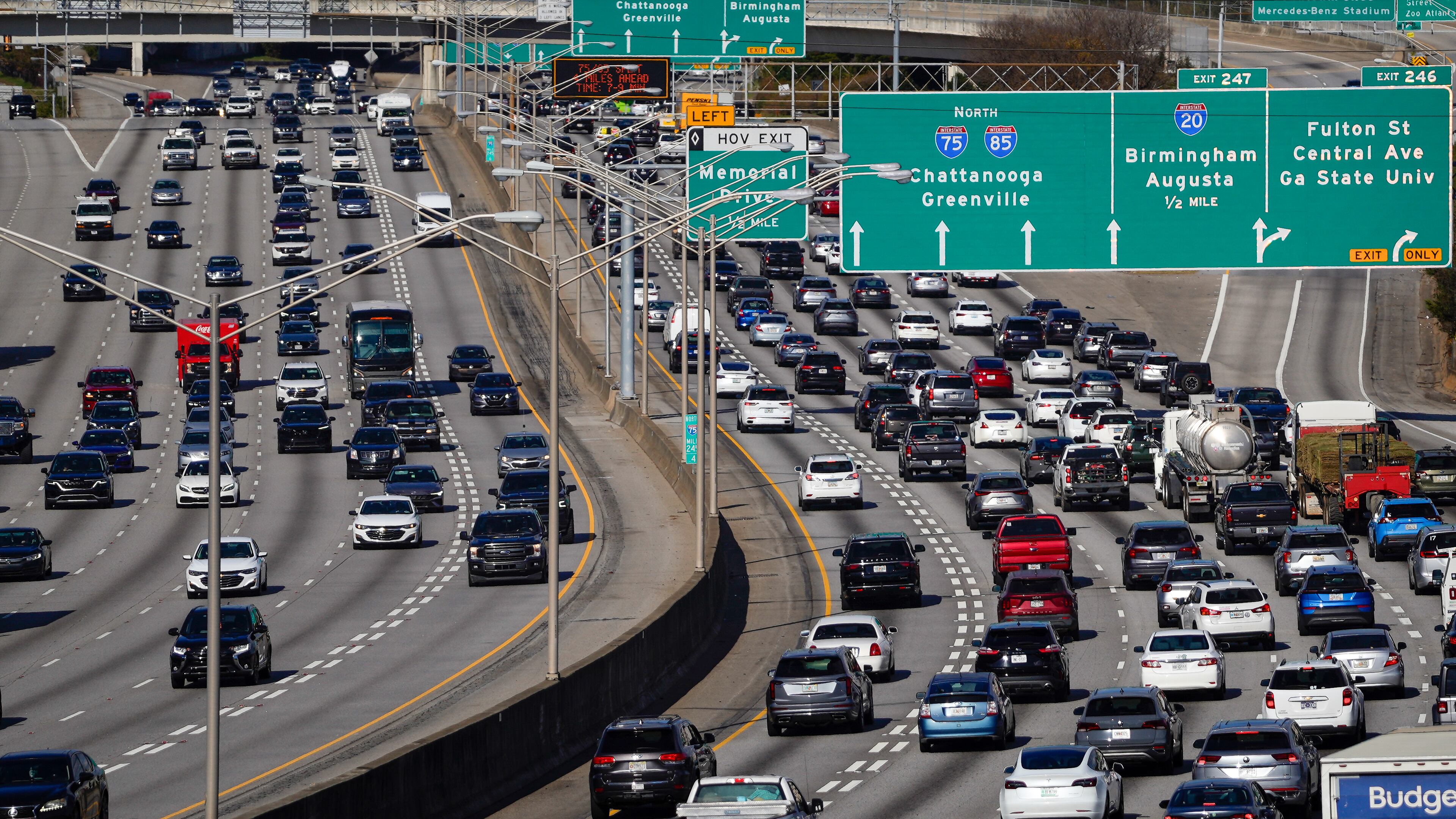 Traffic builds up on the downtown connector just south of the city. Are you prepared for a road rage incident? (Ben Hendren for the AJC 2024)
