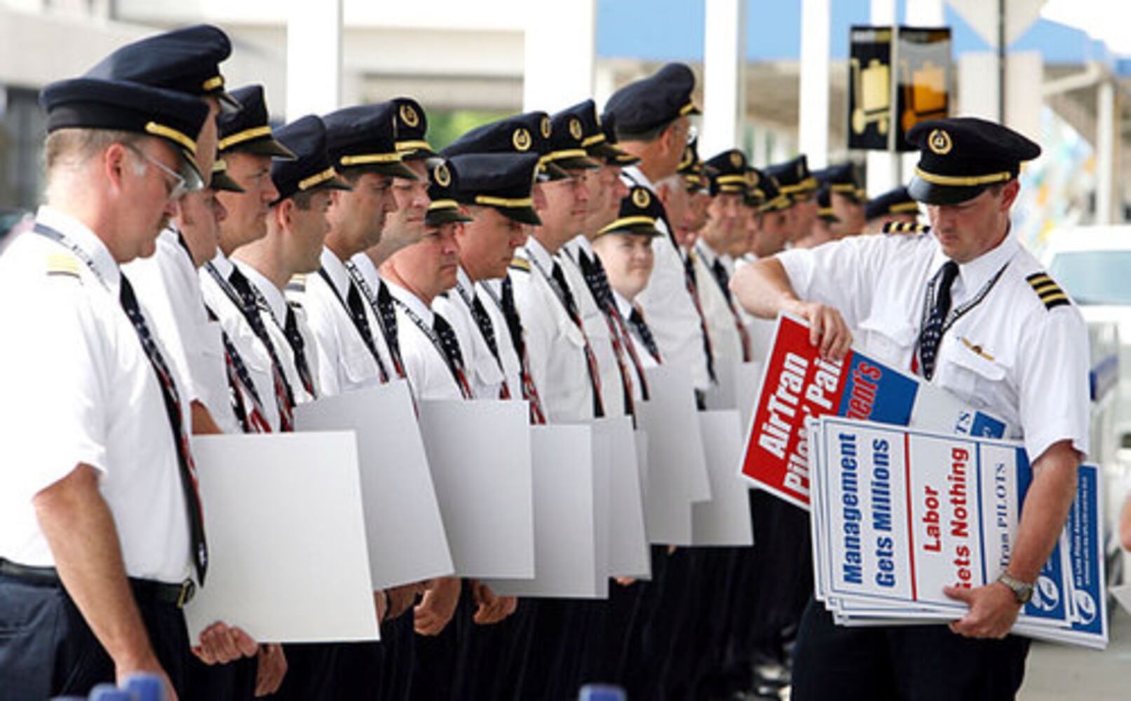 AirTran pilots picket