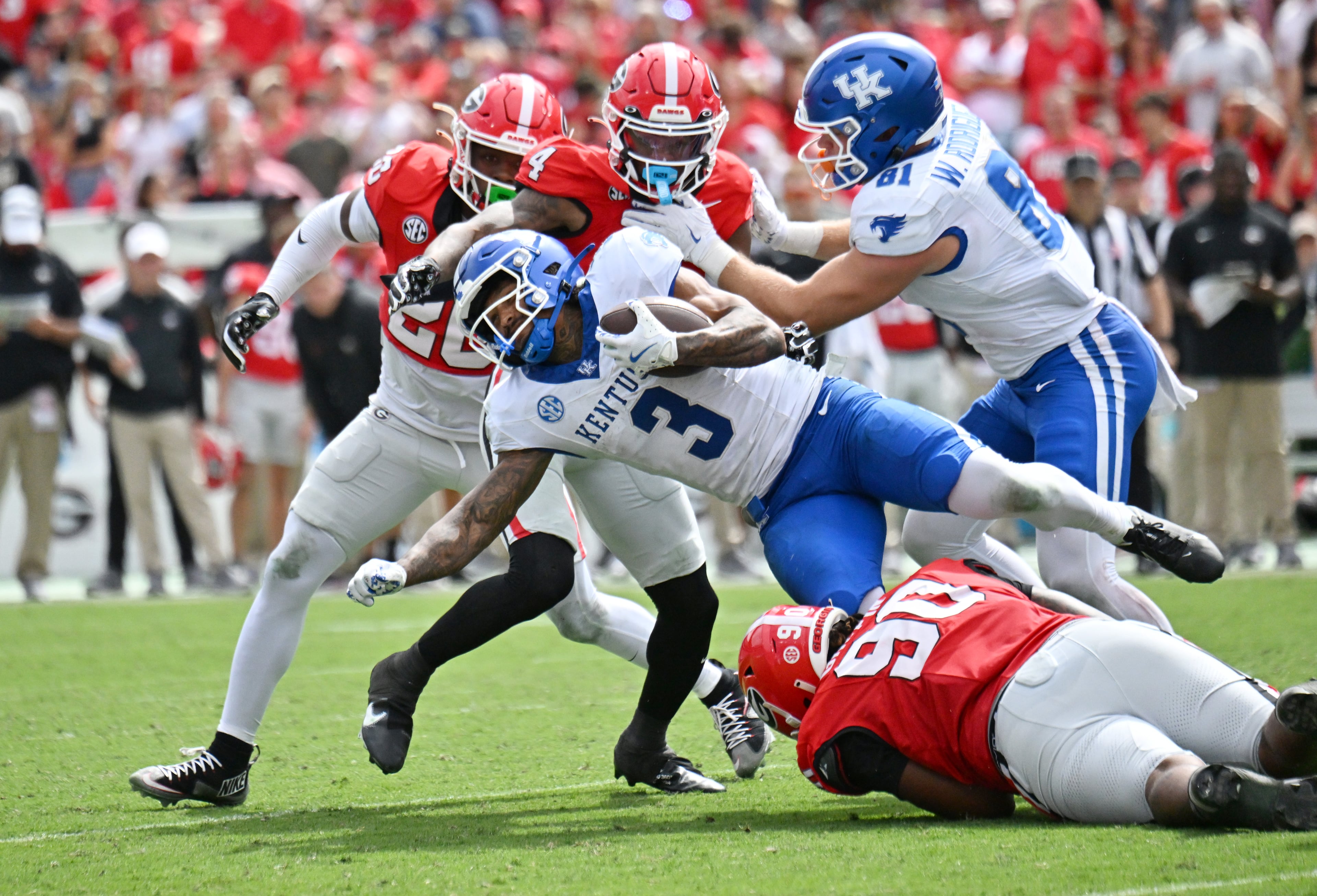 Georgia defensive lineman Elijah Griffin (90) tackles Kentucky running back Seth McGowan (3) during the second half in a NCAA college football game at Sanford Stadium, Saturday, October 4, 2025, in Athens. Georgia won 35 -14 over Kentucky. (Hyosub Shin / AJC)
