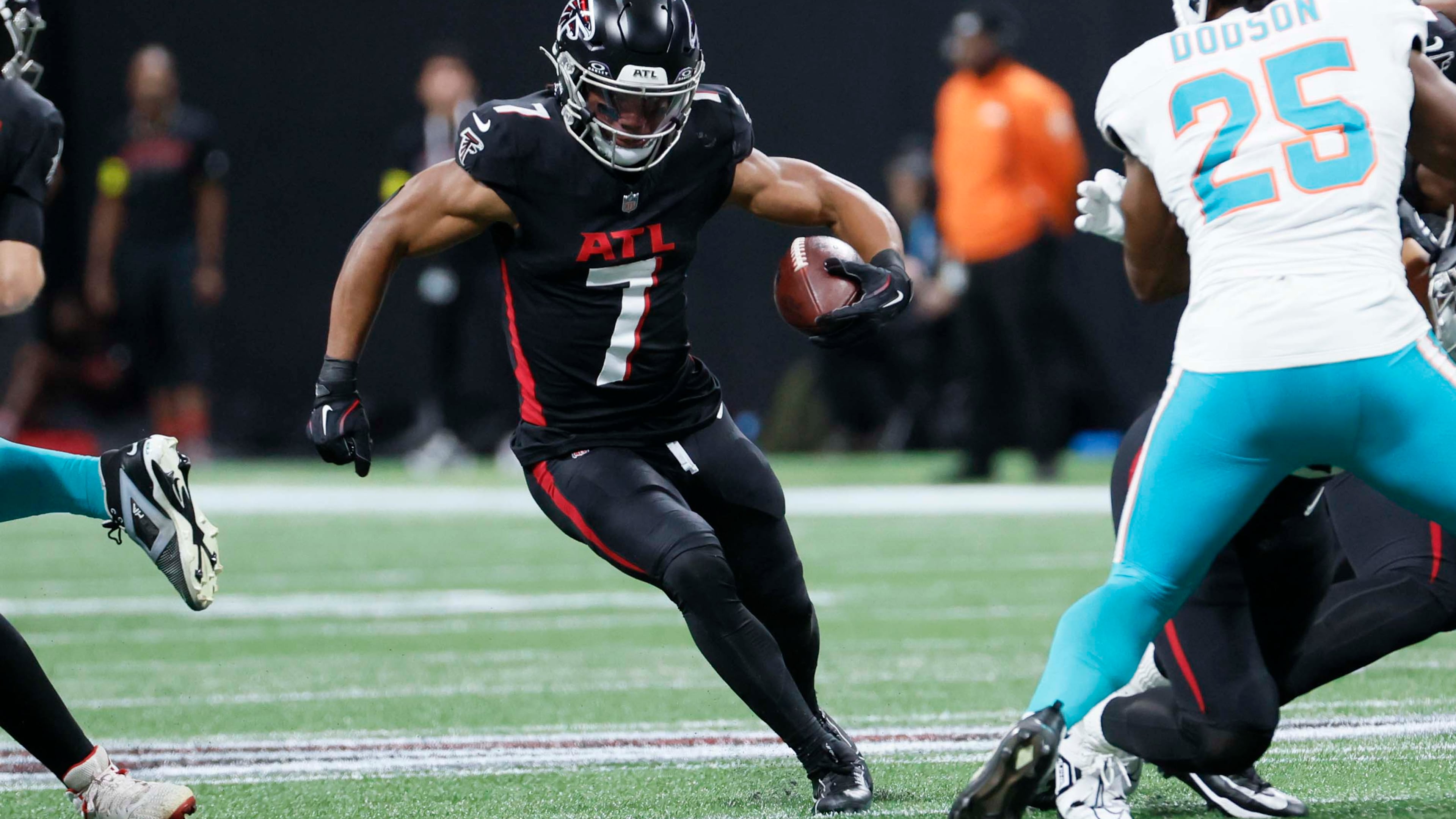 Atlanta Falcons running back Bijan Robinson (7) runs for yards during the first half of an NFL football game against the Miami Dolphins at Mercedes-Benz Stadium in Atlanta on Sunday, October 26, 2025. (Miguel Martinez/AJC)