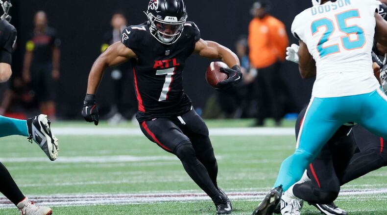 Atlanta Falcons running back Bijan Robinson (7) runs for yards during the first half of an NFL football game against the Miami Dolphins at Mercedes-Benz Stadium in Atlanta on Sunday, October 26, 2025. (Miguel Martinez/AJC)