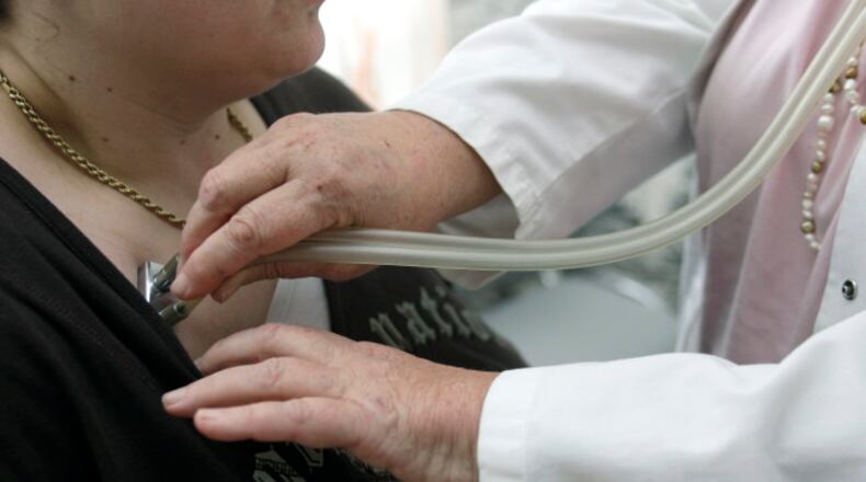 Eine Aerztin hoert am Montag, 28.April 2008, in ihrer Praxis in Stuttgart eine Patientin mit dem Stethoskop ab. (AP Photo/Thomas Kienzle)-------A doctor auscultates a patient with a stethoscope in her doctor's office in Stuttgart, Germany, Monday, April 28, 2008. (AP Photo/Thomas Kienzle)