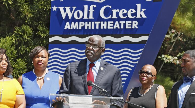 South Fulton Councilwoman Rosie Jackson (fourth from left) filed suit against Helen Zenobia Willis (second from left) after Willis accused Jackson of threatening her with a Taser. Bob Andres / robert.andres@ajc.com AJC FILE PHOTO