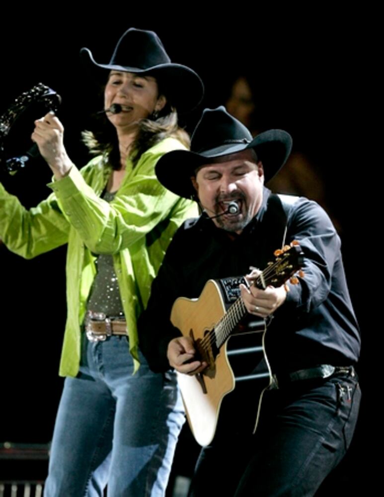 Garth Brooks rocks Kansas City, Mo.