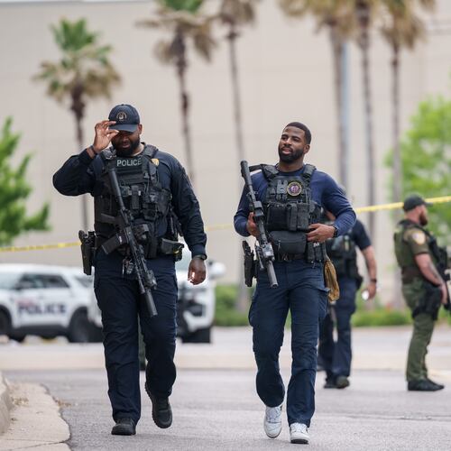 Baton Rouge police and Sheriff deputies respond to a mass shooting at the Mall of Louisiana, Thursday, April 23, 2026, in Baton Rouge, La. (AP Photo/Matthew Hinton)