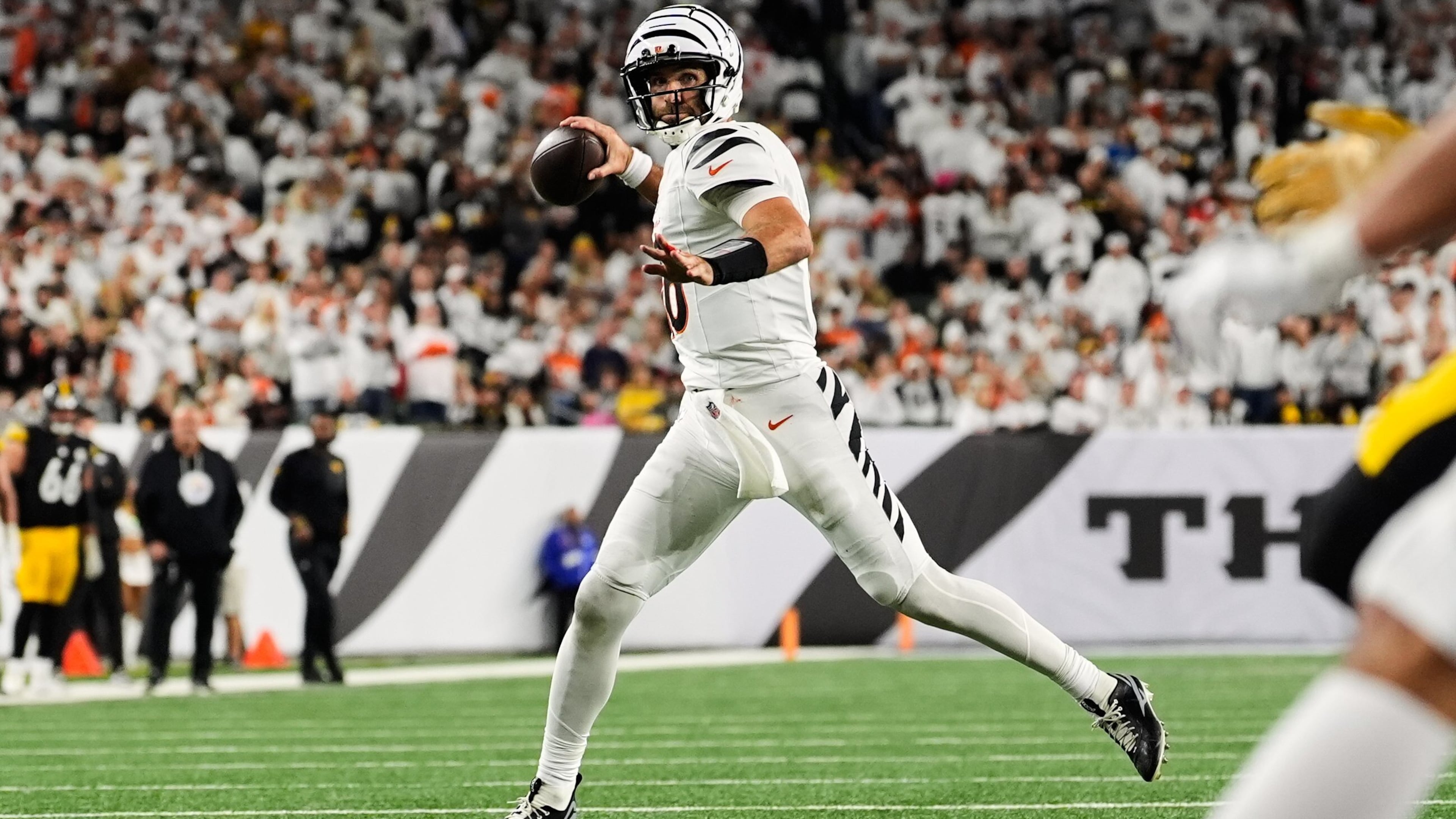 Cincinnati Bengals quarterback Joe Flacco looks to throw a pass during the second half of an NFL football game against the Pittsburgh Steelers in Cincinnati ,Thursday, Oct. 16, 2025. (AP Photo/Jeff Dean)