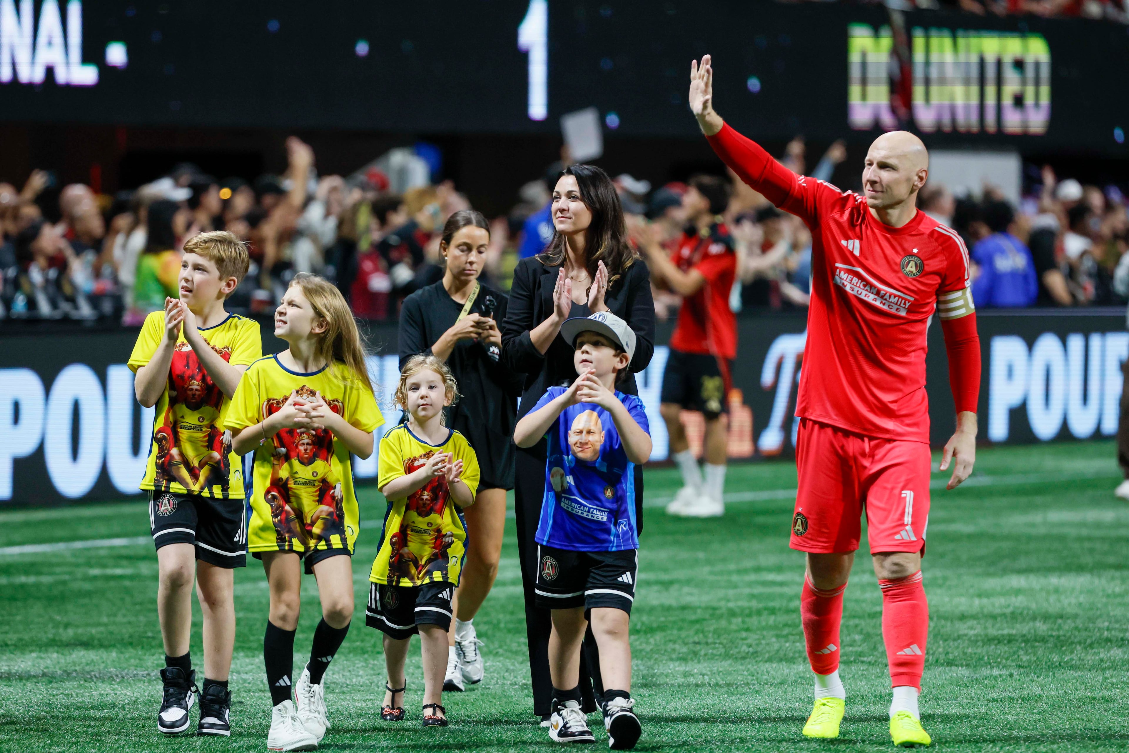 Brad Guzan, accompanied by his wife Breanne Guzan and their kids, signals to the crowd after the game at Mercedes-Benz Stadium on October 18, 2025, in Atlanta, GA. Brad Guzan retires from professional soccer, hanging up his gloves after a career that has lasted over two decades.
(Miguel Martinez/ AJC)