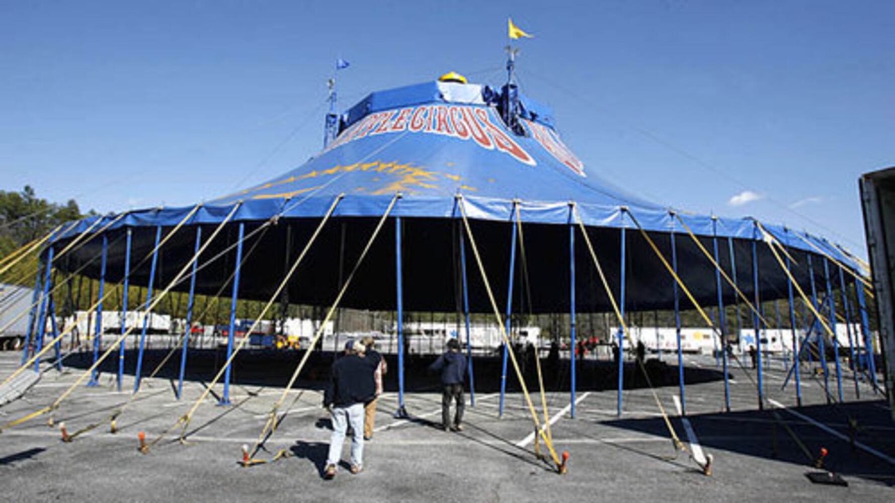 Big Apple Circus: Raising of the tent