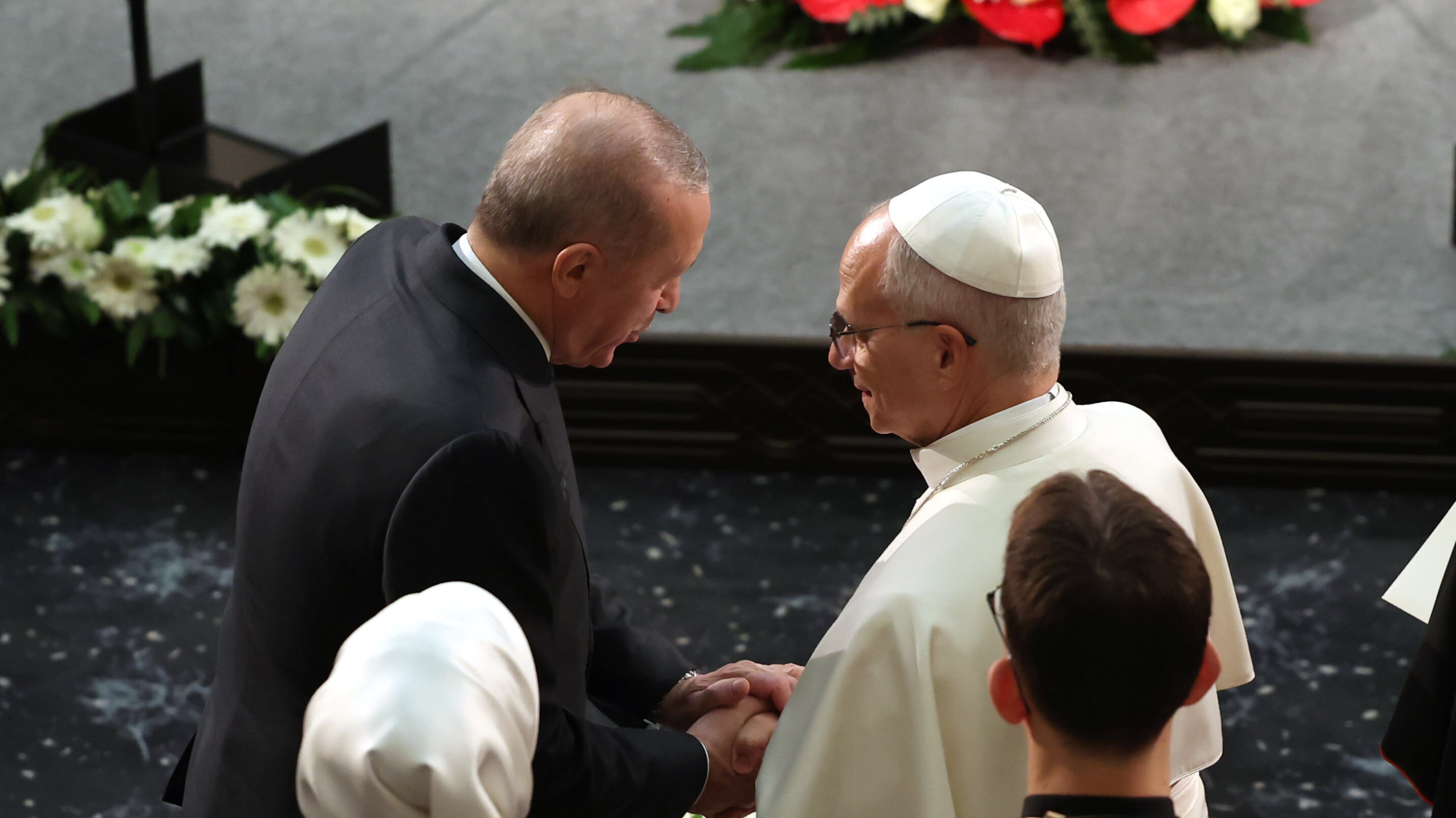 Pope Leo XIV, right, talks to Turkey's President Recep Tayyip Erdogan during a meeting with authorities, members of the civil society and diplomats in the Presidential Palace's national library, in Ankara, Turkey, Thursday, Nov. 27, 2025. (Yavuz Ozden/Dia Photo via AP)