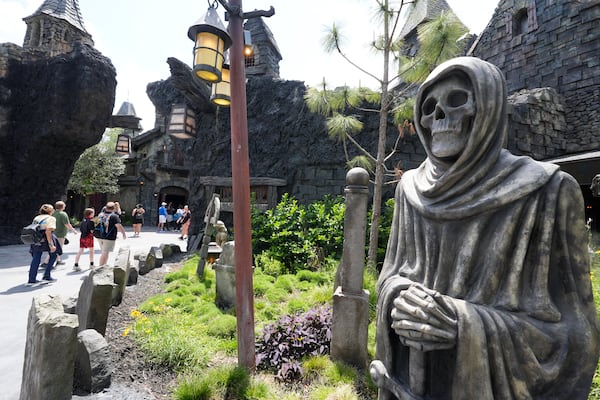 Los invitados recorrerán el universo oscuro en el parque temático Spectacular Universe de Universal Resort Orlando. (John Rouse/AP)