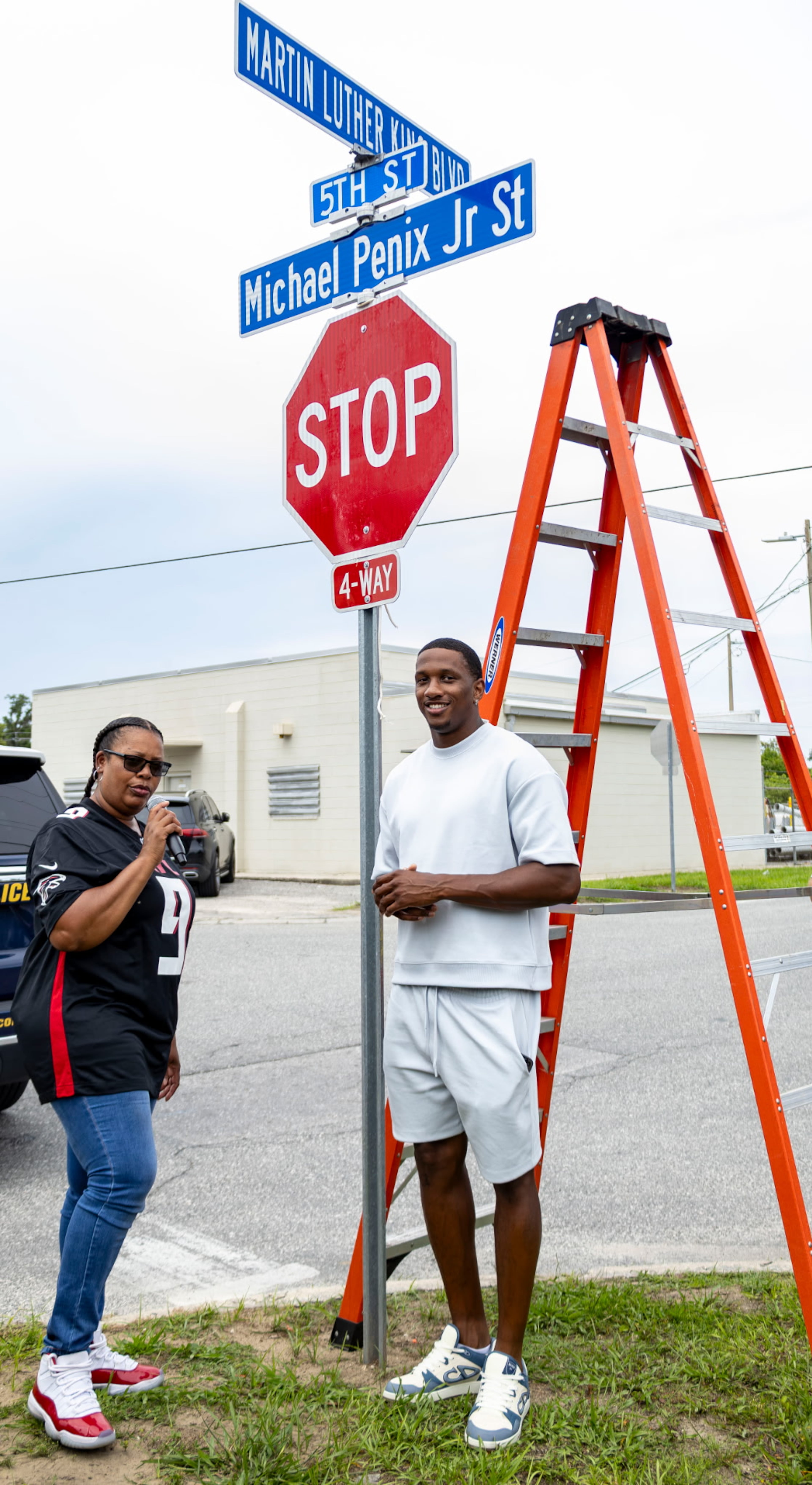 Falcons quarterback Michael Penix Jr. (right) and Dade City Mayor Pro Tem Angel Woodard (left) at street-naming ceremony Saturday, June 28, 2025, in Dade City, Florida. (Photo by Hanna Fox Maglio)