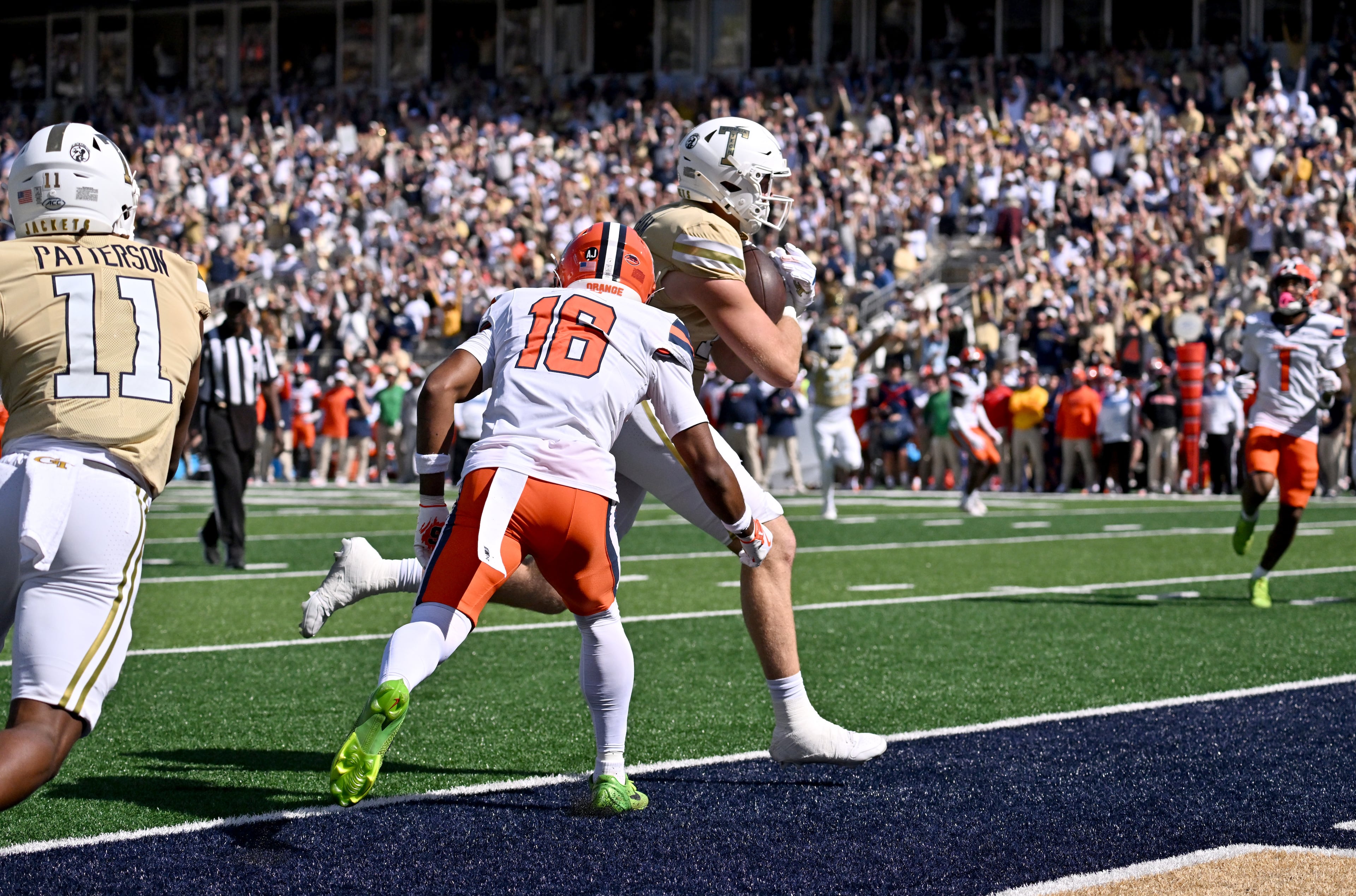Georgia Tech tight end Josh Beetham (17) scores a touchdown past Syracuse linebacker David Omopariola (18) during the first half of an NCAA college football game at Bobby Dodd Stadium, Saturday, October 25, 2025 in Atlanta. (Hyosub Shin / AJC)