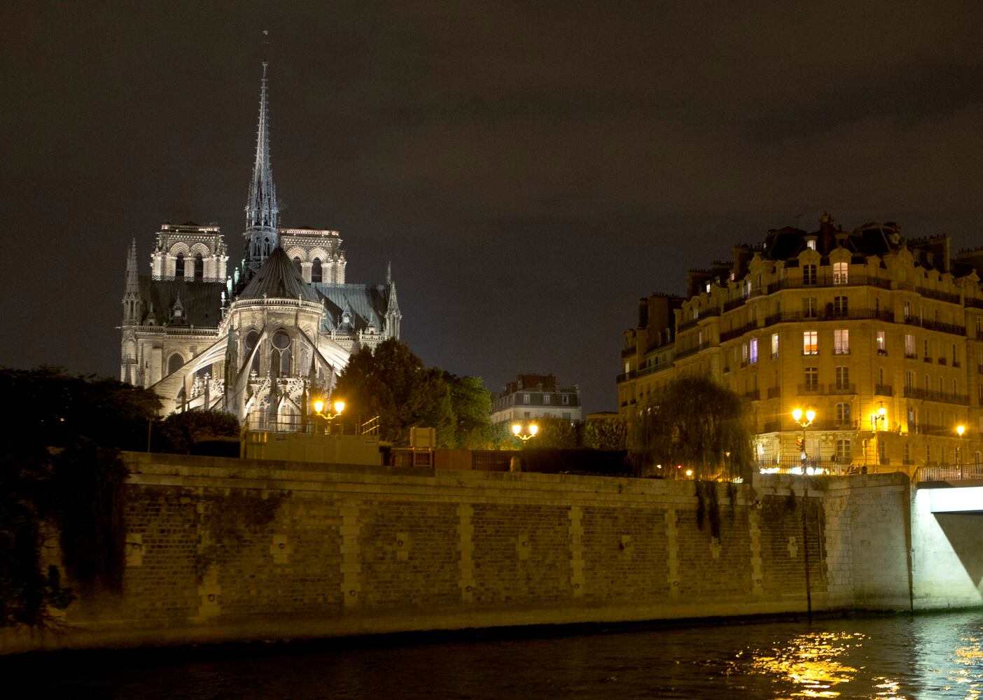 Images of famous landmarks along the Seine River