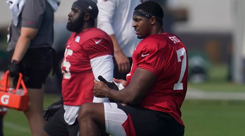 San Francisco 49ers' William Sweet (center) during practice Saturday, Aug. 22, 2020, in Santa Clara, Calif. (Jeff Chiu/AP)