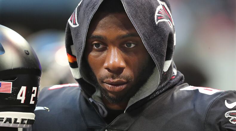 081321 Atlanta: Atlanta Falcons tight end Kyle Pitts watches the game from the sidelines during the first half against the Tennessee Titans in a NFL preseason football game on Friday, August 13, 2021, in Atlanta. “Curtis Compton / Curtis.Compton@ajc.com”