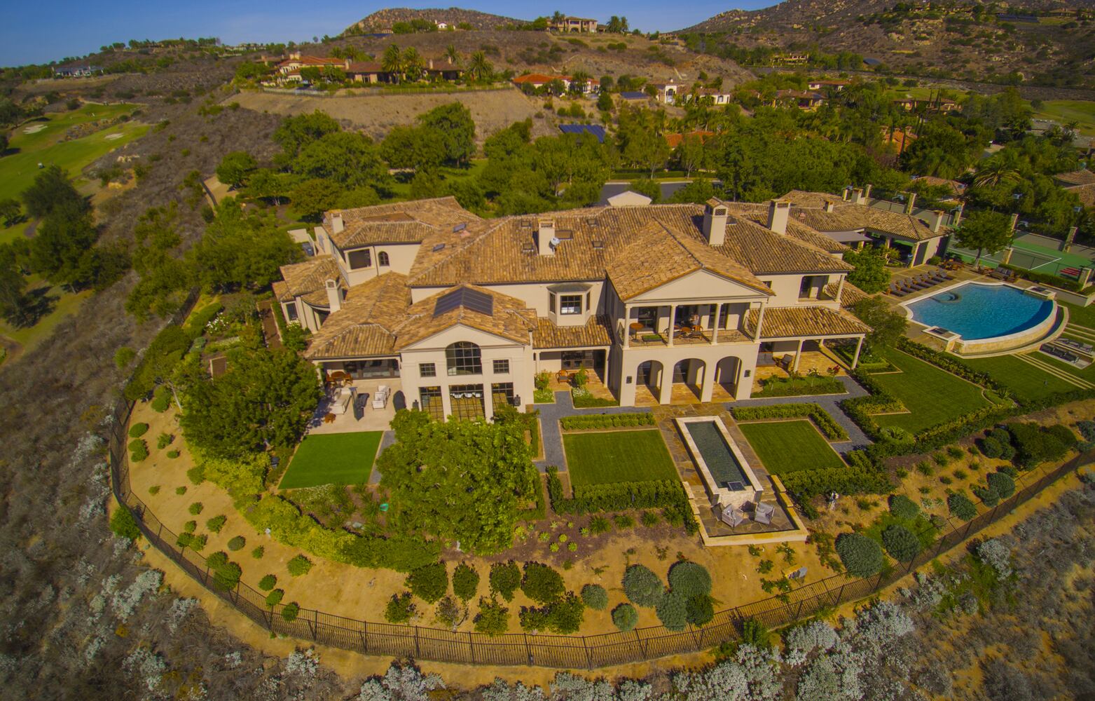 Kemp selling mansion