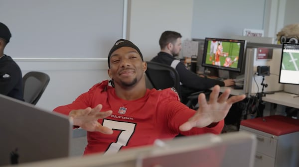 Falcons running back Bijan Robinson assures a "coworker" that he can pronounce his name either way. (atlantafalcons.com)
