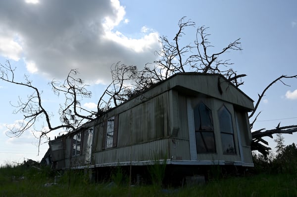 A mobile home on Bell Telephone Road in Hazleton sits vacant nearly a year after a tree fell on a home in the same mobile home community, killing a person inside. (Hyosub Shin/AJC)