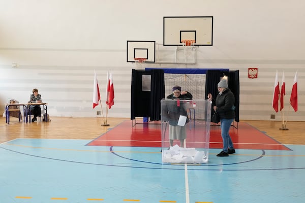 Voters cast their ballots polling stations opened in the first round of Poland's presidential elections in Lomianki, near Warsaw, on Sunday, May 18, 2025. (AP Photo/Czarek Sokolowski)