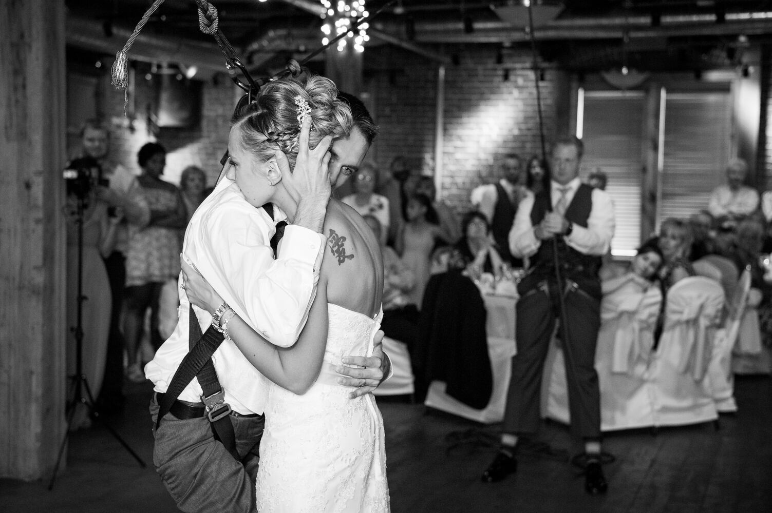 Paraplegic veteran surprises bride by standing for first dance