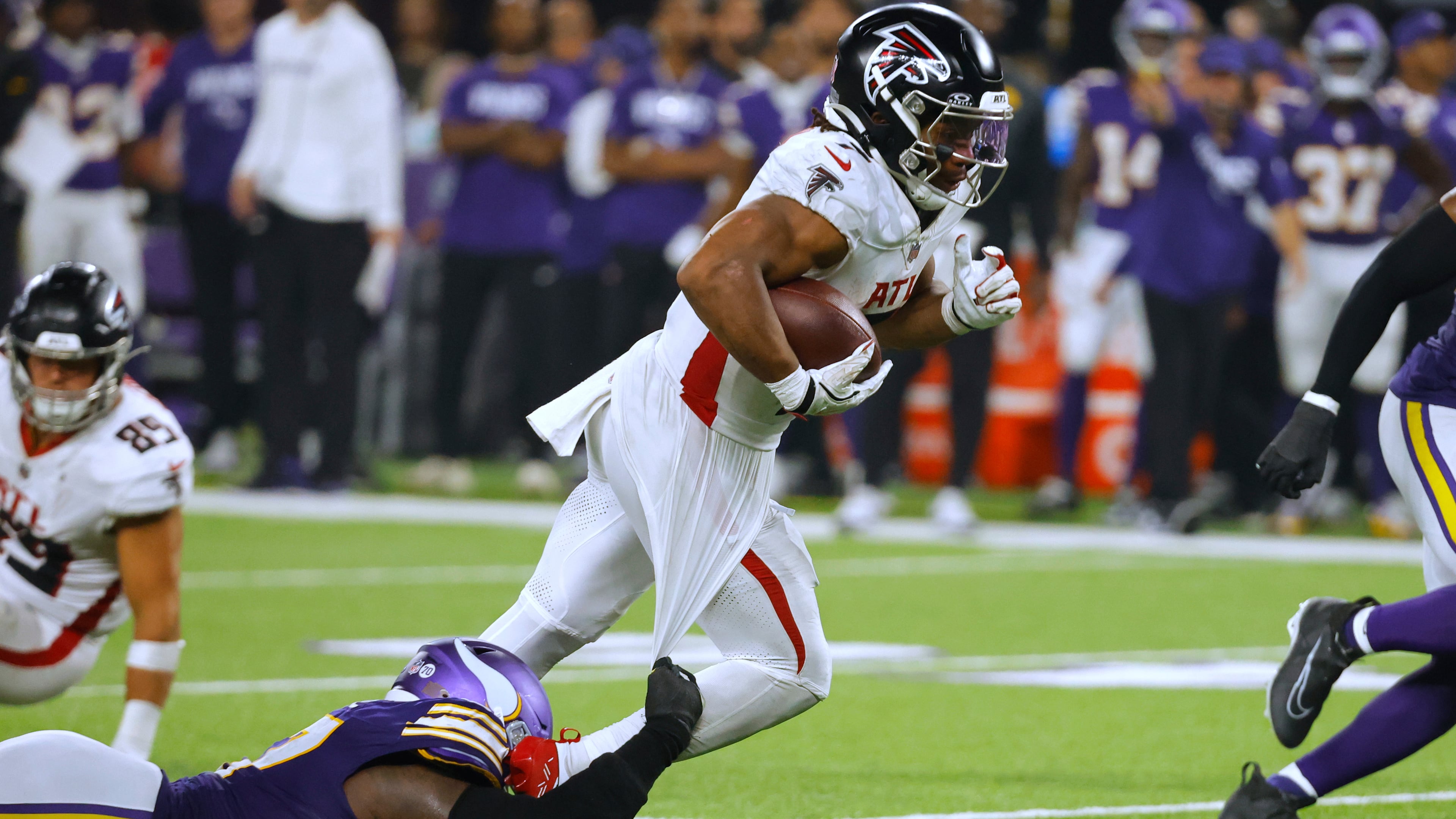 Atlanta Falcons running back Bijan Robinson (7) runs the ball during the second half of an NFL football game against the Minnesota Vikings, Sunday, Sept. 14, 2025, in Minneapolis. (AP Photo/Bruce Kluckhohn)